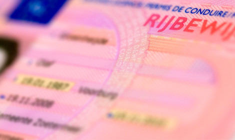 Een Nederlands rijbewijs in close-up
